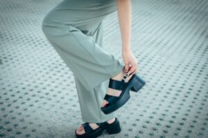 サンダルを履いた女性の足の画像