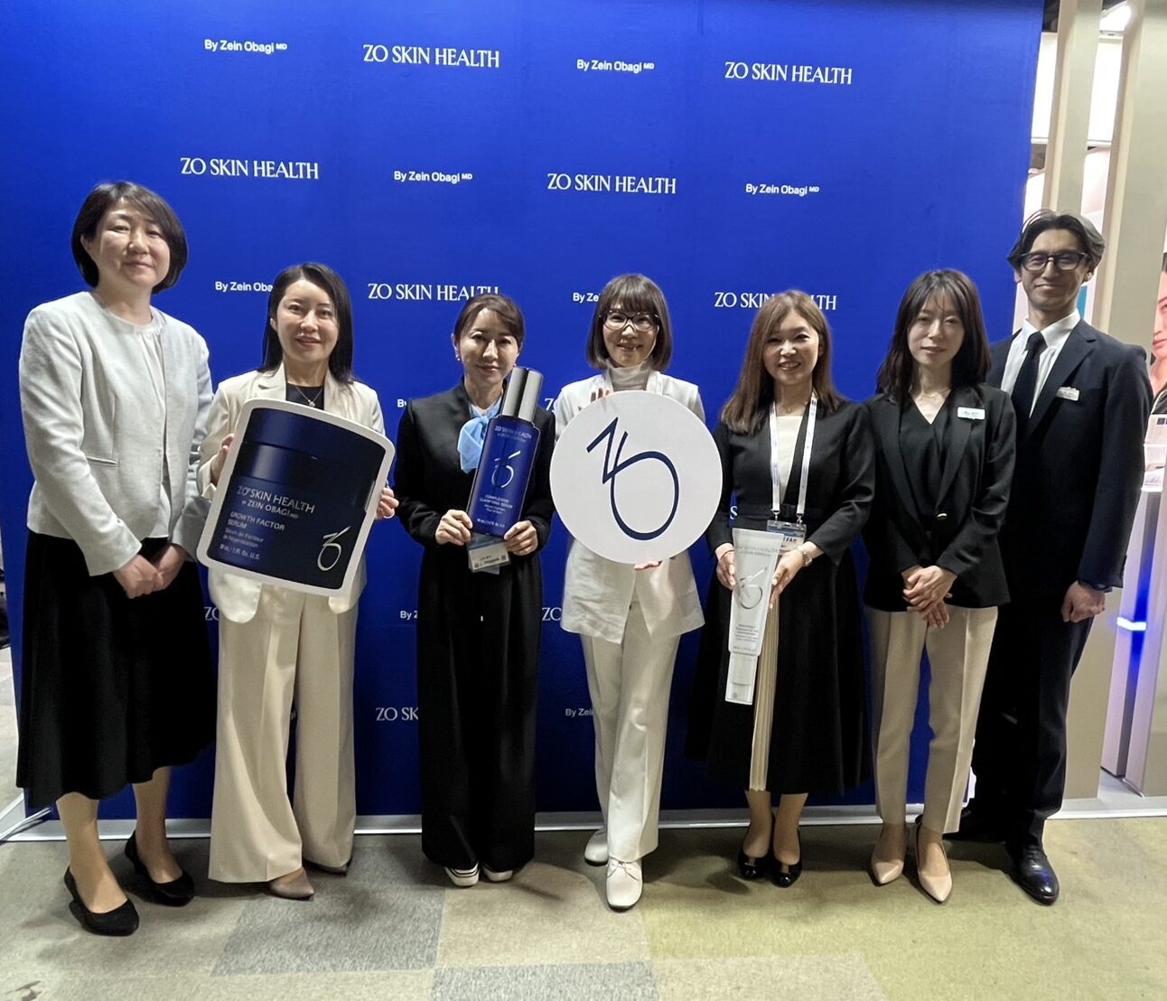 第125回日本皮膚科学会総会　医師たちとはなこ先生の集合写真