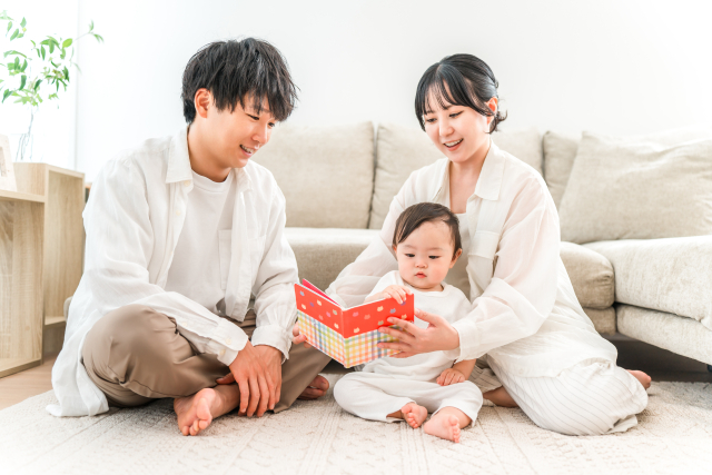 家族がふれ合う様子